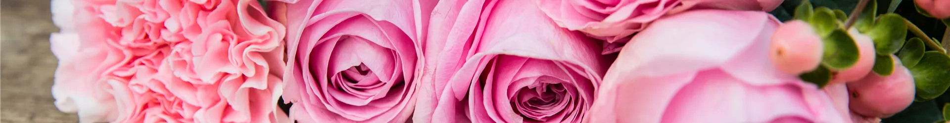 Schnittblumen auf Holzuntergrund Schnittblumen auf Holzuntergrund